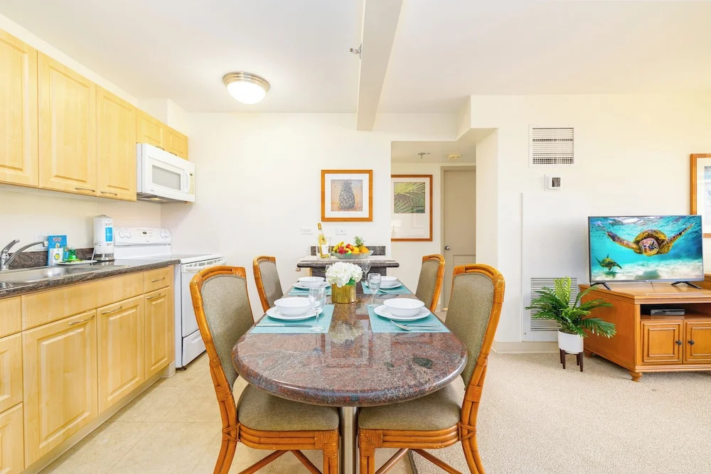 Waikiki Sunset 2 bedroom with Diamond Head View and Parking