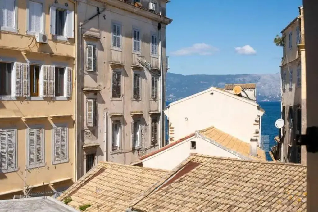 Newly Renovated 1730's Venetian Loft (02) !