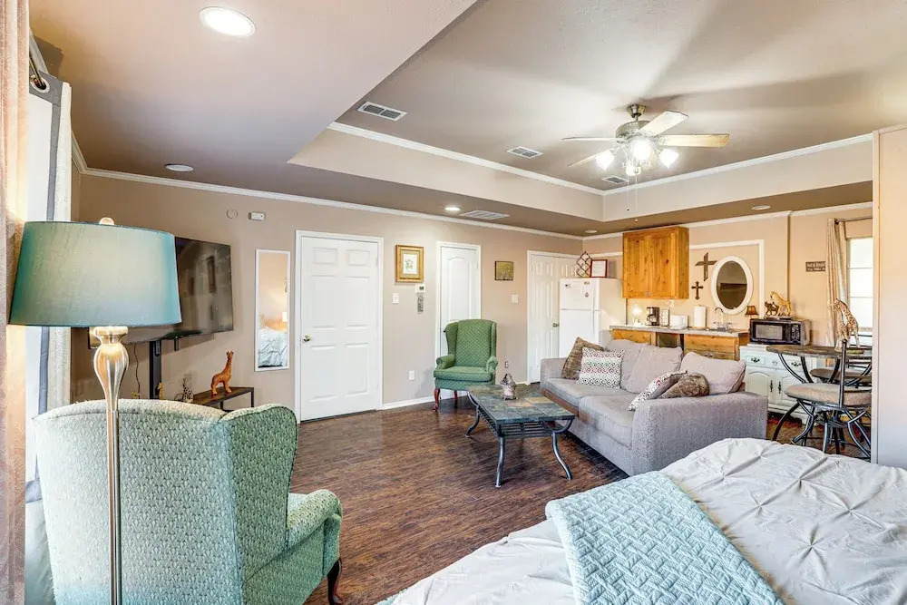 Granbury Studio - 10 Mins From Town + The Lake!