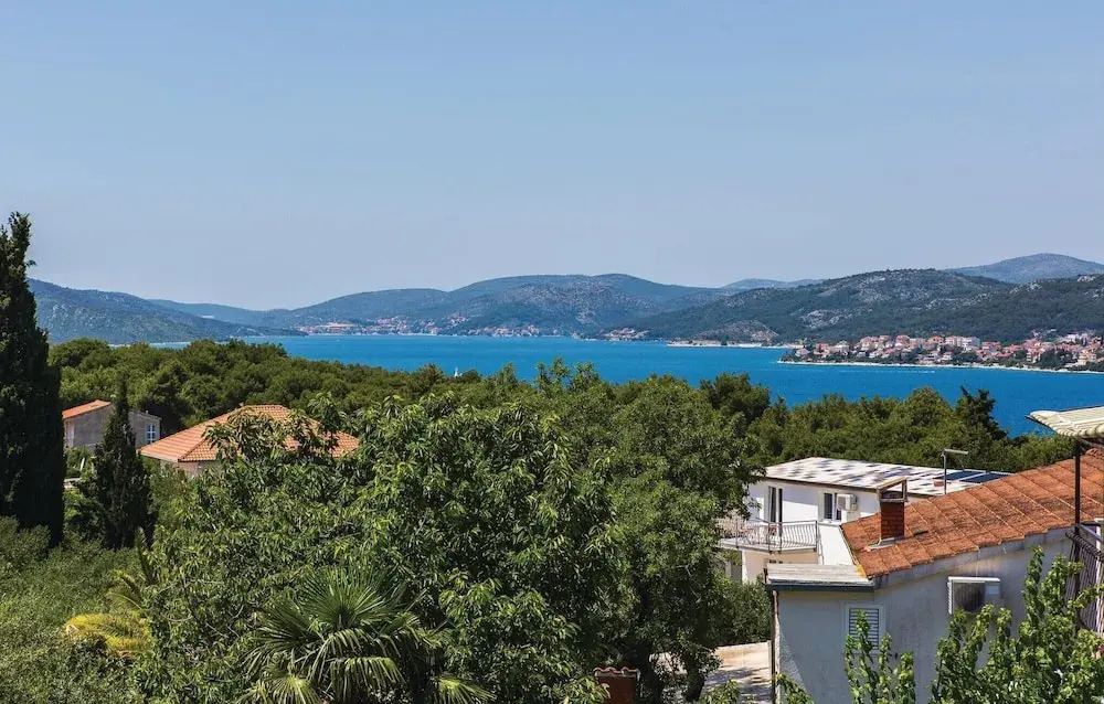 Stunning Apartment in Okrug Donji With 3 Bedrooms and Wifi