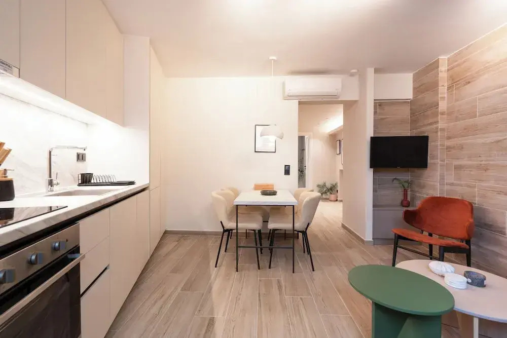 Cozy & Chic Stay Near Metro Station