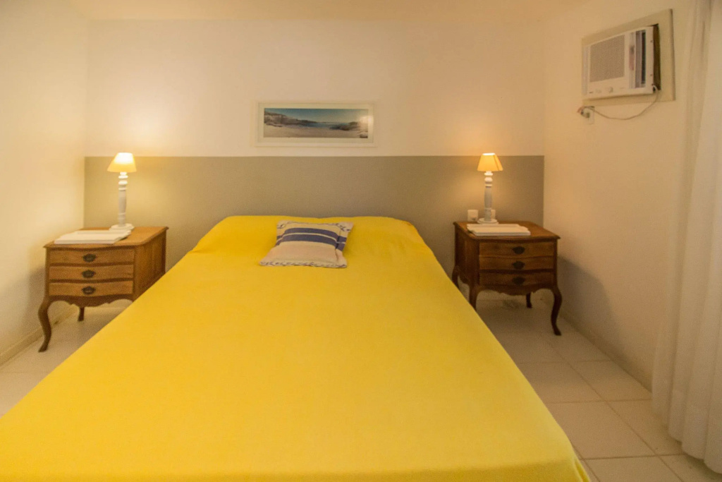 Casa Maravilhosa com Cinco Suítes, Pé na Areia da Praia de Manguinhos Por Luxury Rentals
