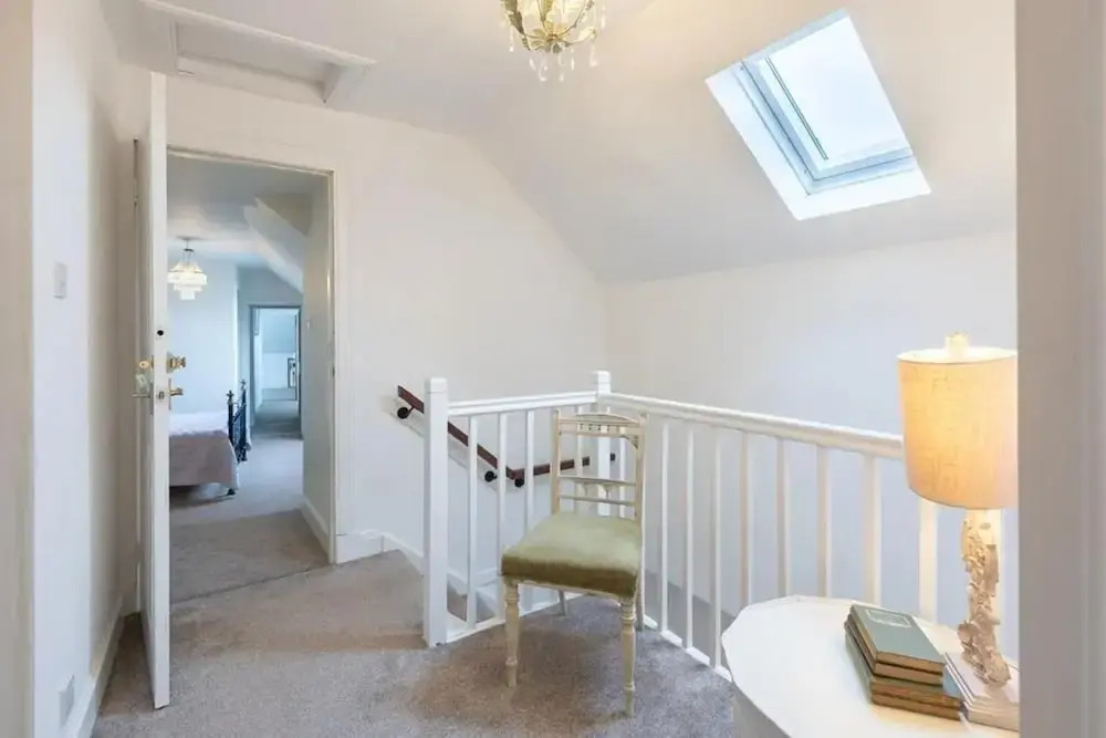 5 Bedrooms/sleeps 10-12/free Wifi & Parking/garden