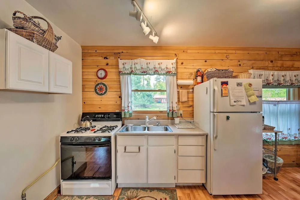 Cozy Colorado Cabin w/ Deck, Grill & River Access!