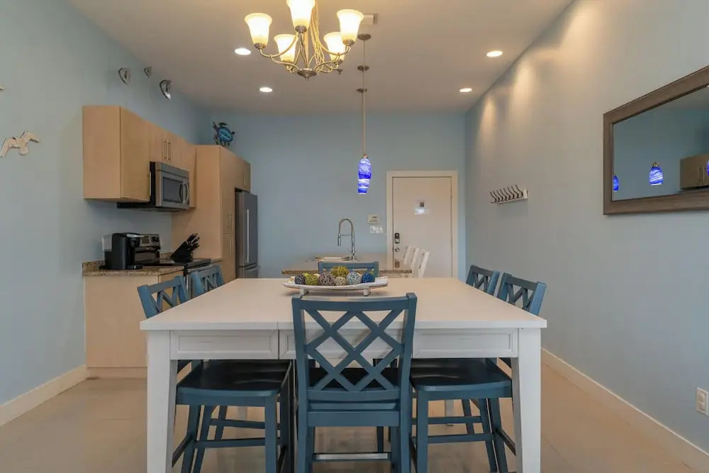 Casual Condo Near Beach w/ Pools, hot tub & Grill!