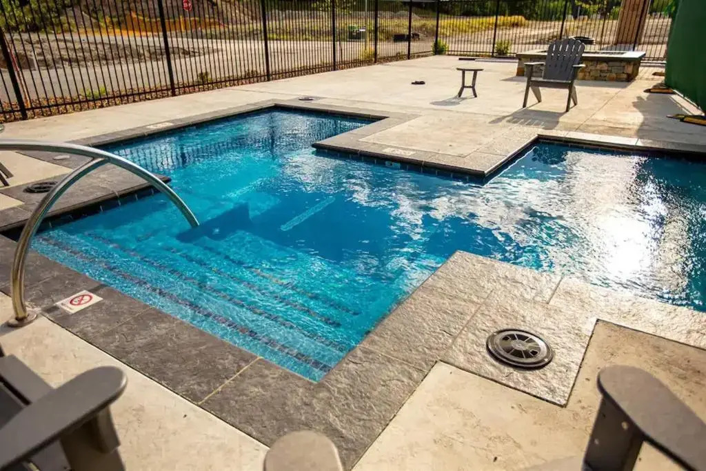 LUX Modern Chalet, Pool & Hot Tub, 10 Mins to the Mountain & Incredible Views