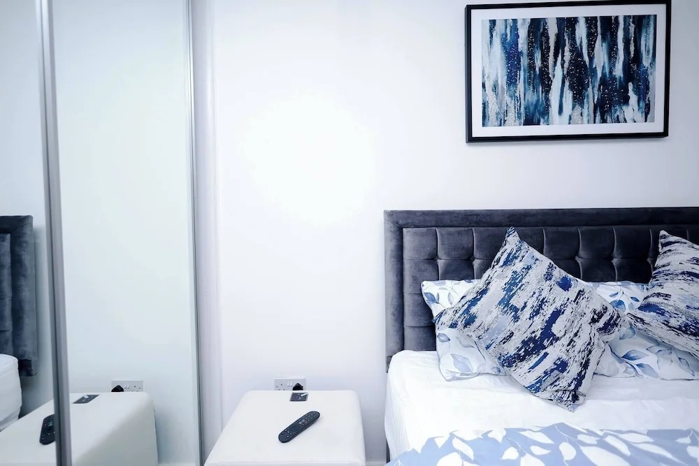 Cozy Place in Salford, Sleeps 8, 4 Bedroom, 5 Beds
