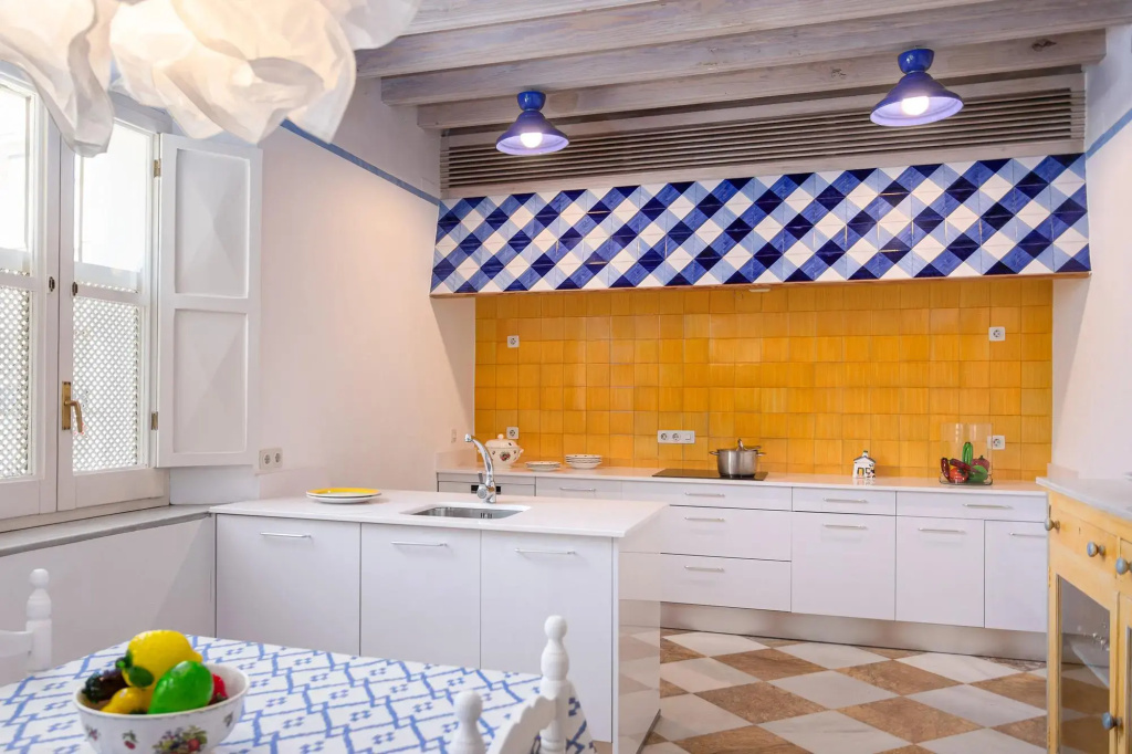 Traditional Sevillian House 6 BD and private terrace. Campamento