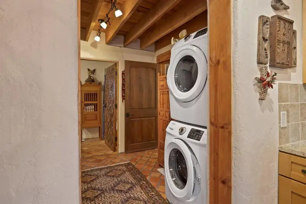 2 Bedroom - In Railyard, 10 Min. Walk to Plaza - Desert Breeze