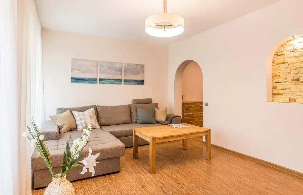 Cozy Holiday Home. Beautiful Garden. 200m Beach