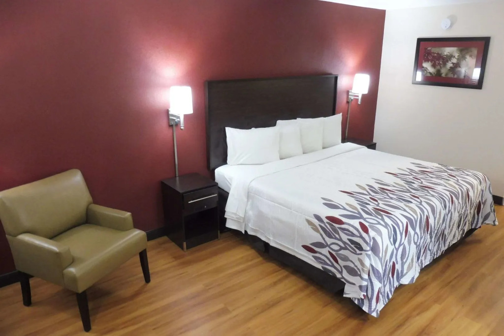 HomeTowne Studios by Red Roof Bordentown - McGuire AFB