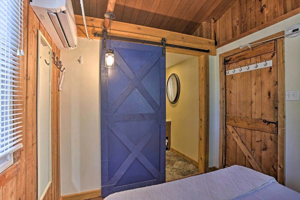 Steps to Beach! Dog-friendly Suttons Bay Cottage