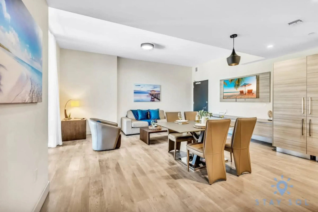 Apartment w Bay View Balcony  Pool   Up To 6  Gym, Hollywood