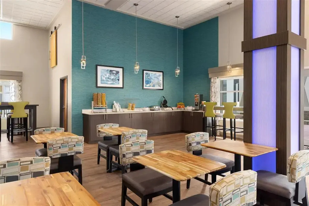 Days Inn & Suites by Wyndham Bowling Green