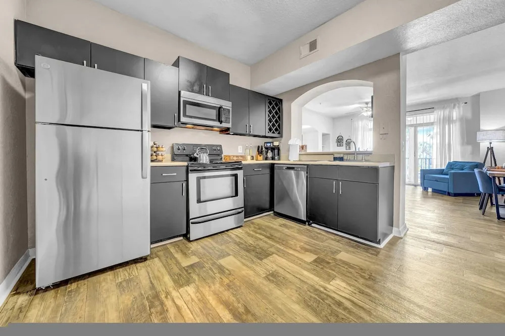 Vibrant 2BR 2BA w King Bed Pool Gym 11