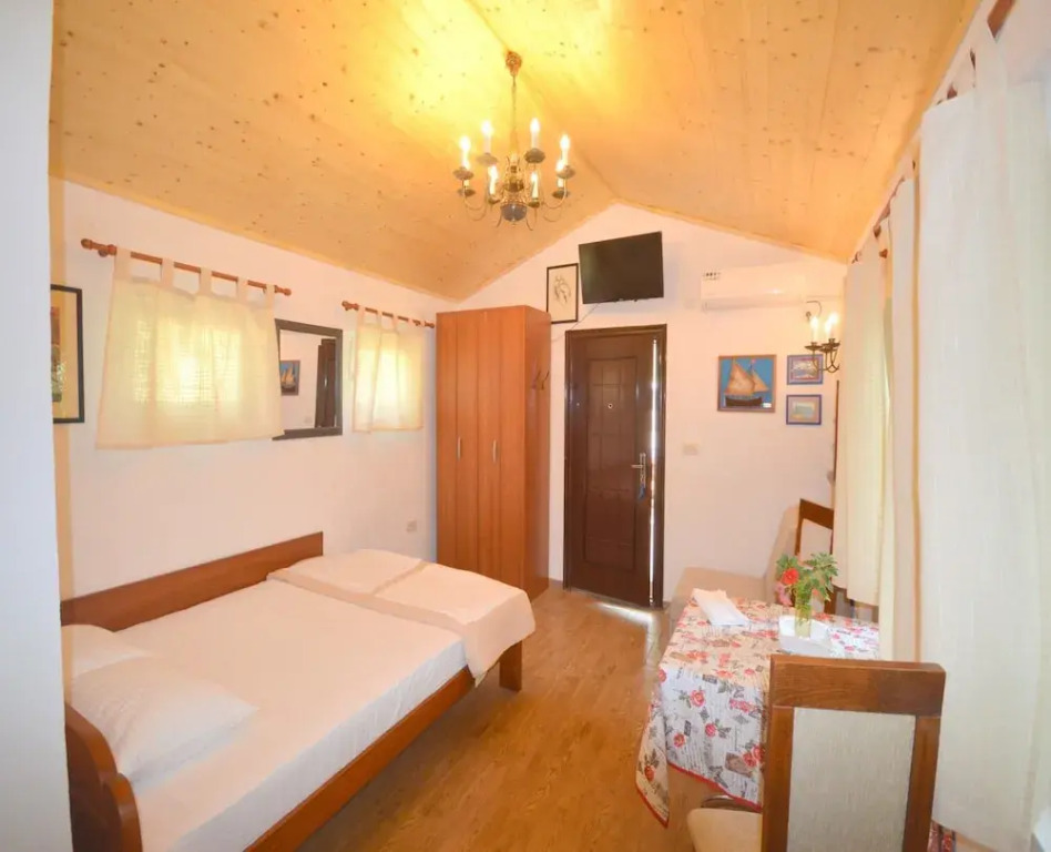 Lazzaro Apartments