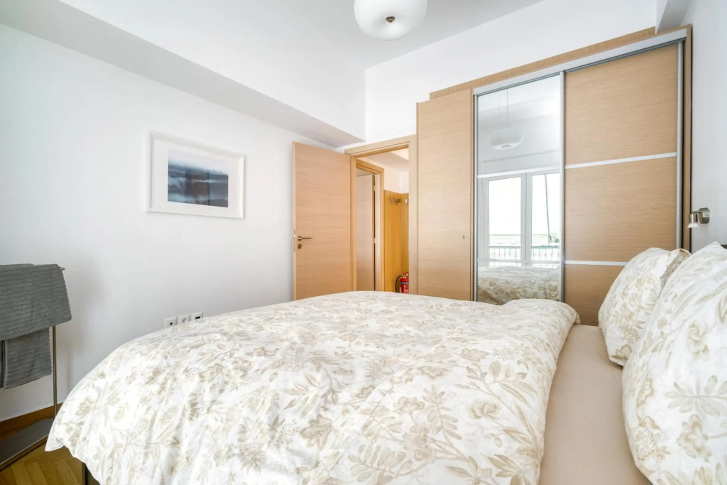 Stylish, Sunny New 2 Bedroom, Prime Central Athens