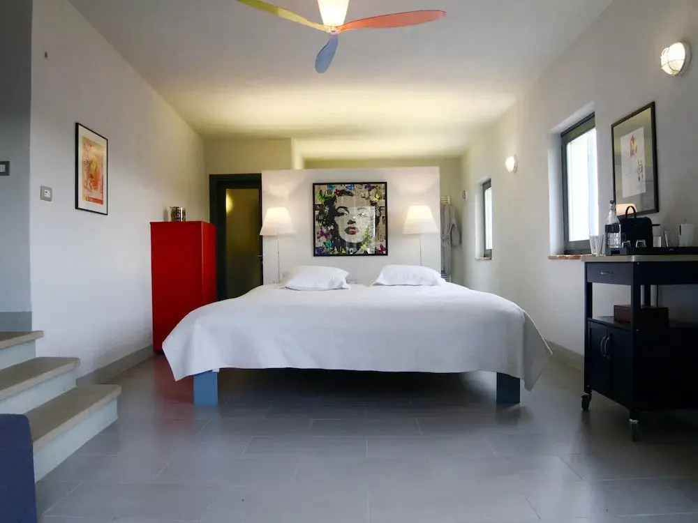 Detached villa with swimming pool, in the green hills and vineyards