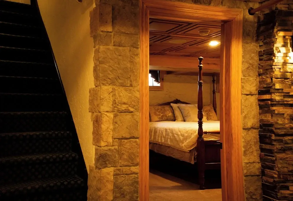 Chateau Connellsville MCM Minimalist Suite