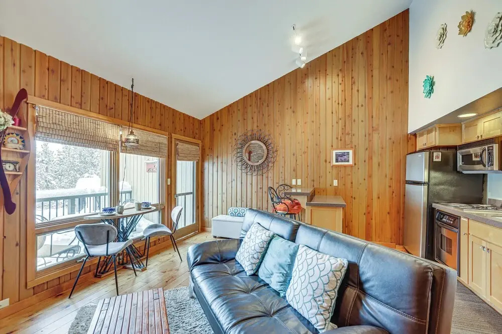 Patio & Pool Access! Year-Round Base in Bend