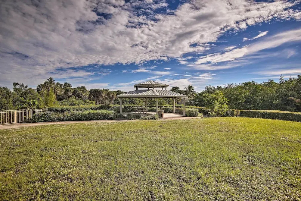 Ft. Lauderdale Townhome on Canal - 3 Mi. to Beach!