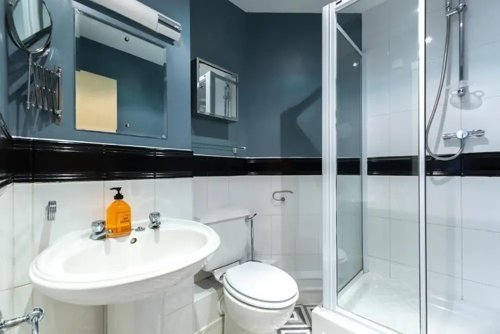 Black Moon 2 bed 2 bath Central location