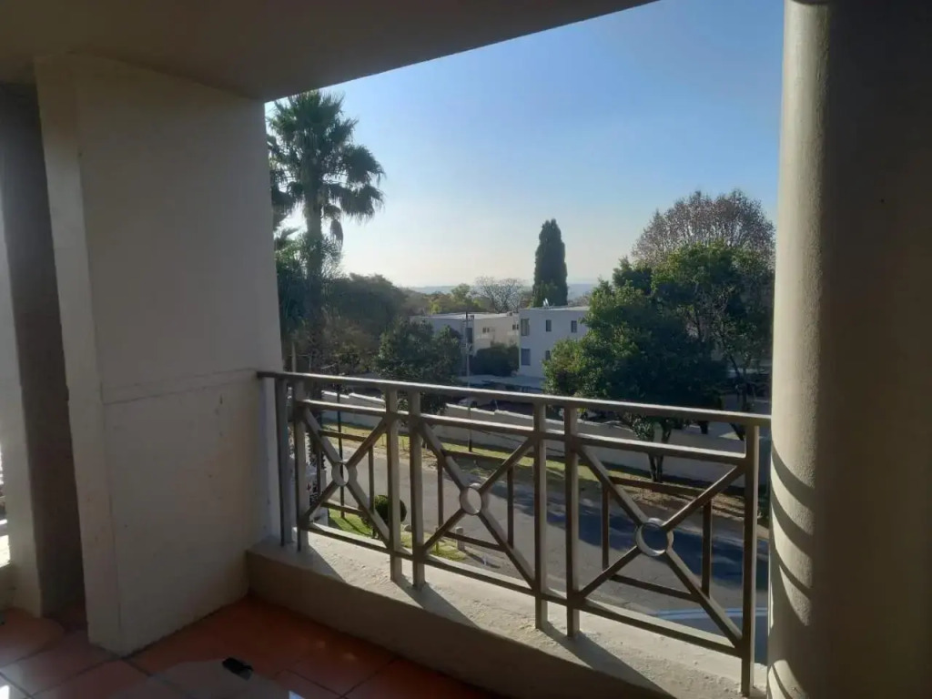 Mount Royal 09 - Large 1 bed with balcony