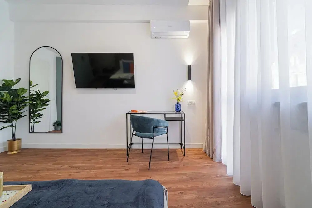 Playful & Trendy 2BR on Regina Elisabeta, Steps to Cismigiu Gardens | Bathtub & Boulevard Views