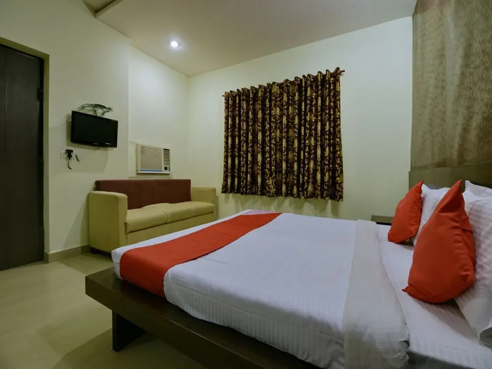OYO 11754 Hotel Classic 7