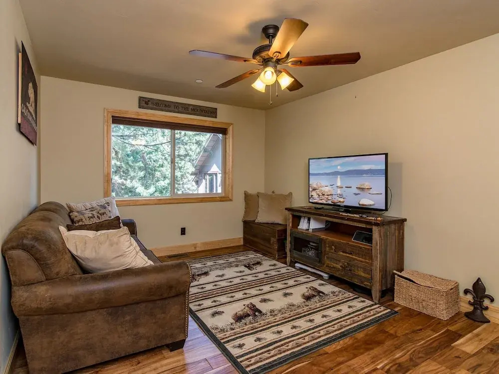 3br W/ Hot Tub, Fireplace, & Grill 3 Bedroom Home
