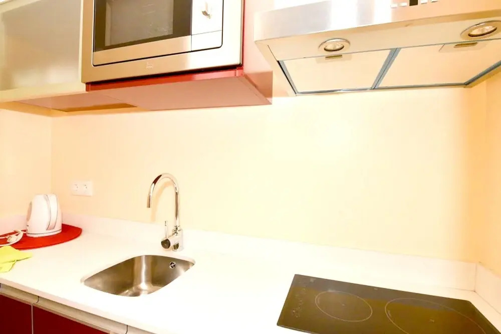 Studio in Caniço, With Shared Pool, Enclosed Garden and Wifi - 1 km From the Beach