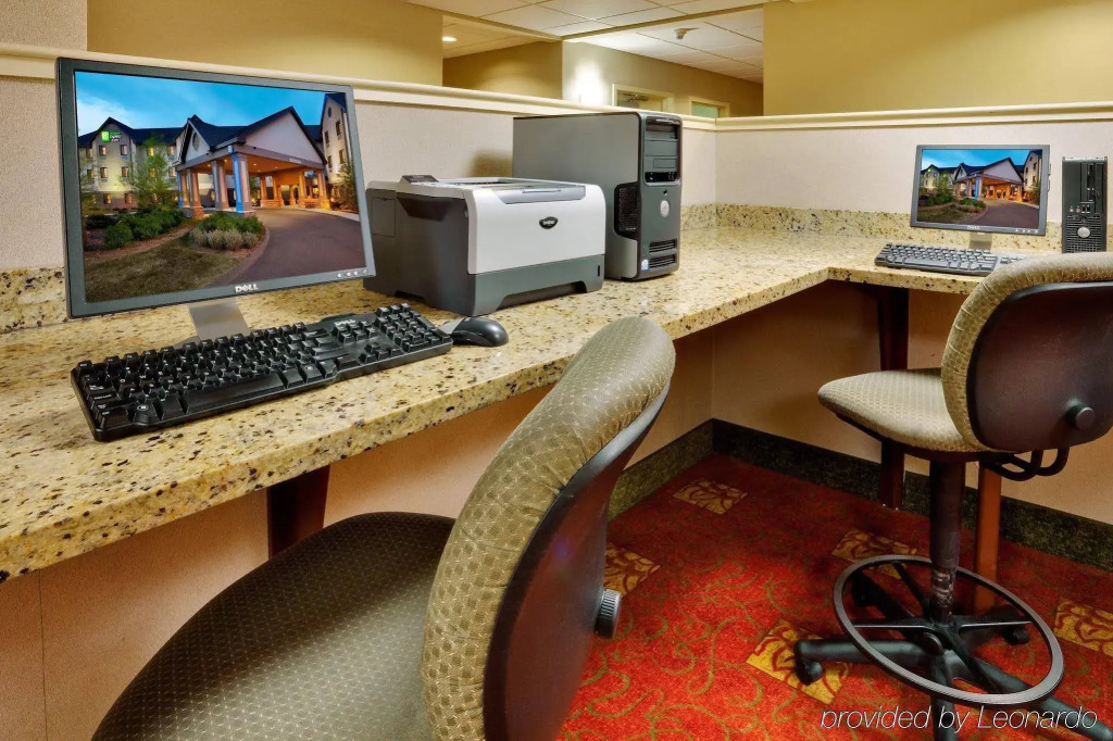 Holiday Inn Express & Suites Bradley Airport by IHG
