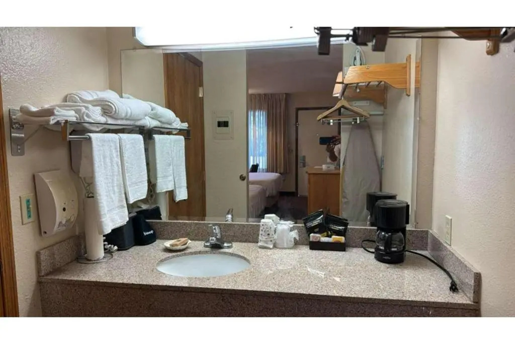 Sundowner Inn Forsyth I 94