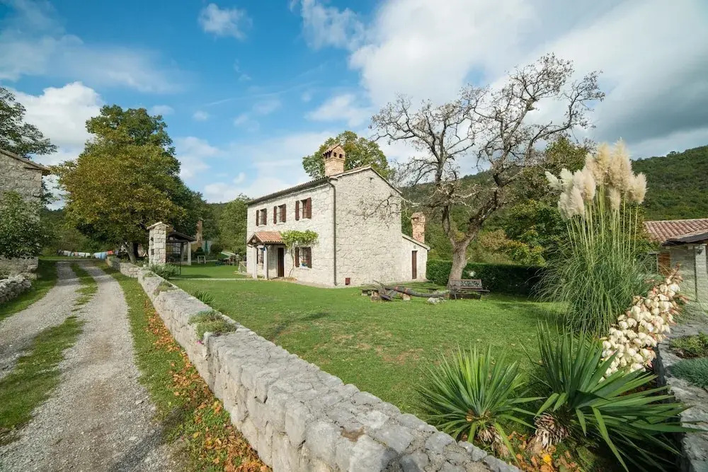 Beautiful Villa Ida & Mirko with pool in Buzet