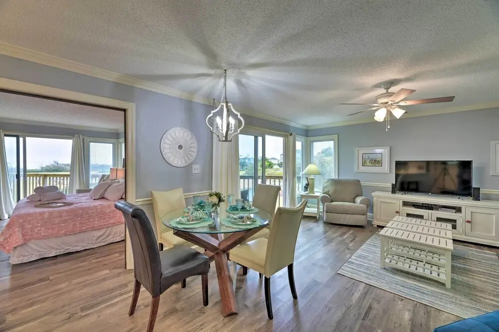 Bright Emerald Isle Condo w/ Private Beach Access!