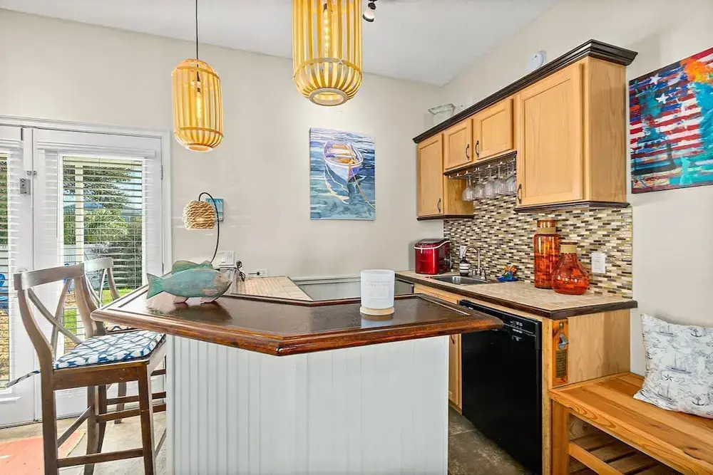 Perfect Beach House 2min Walk With Heated Pool and Hot Tub 4 bed 3 Bath With Pet Friendly