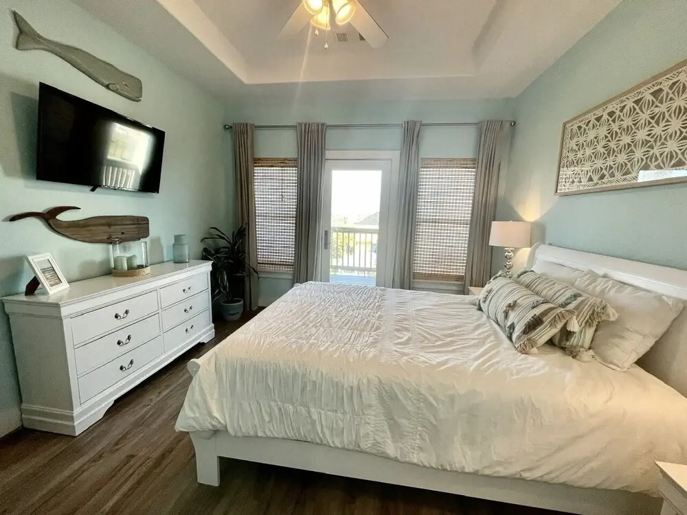 #latitude Adjustment 4 Bedroom Home by RedAwning
