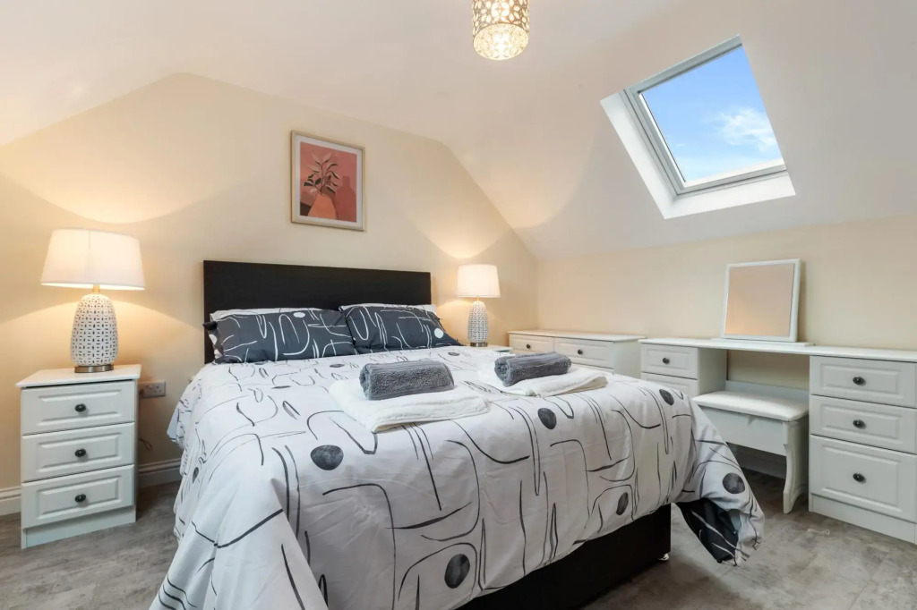 Maynor - Large Luxury House, Log Burner, Central Location