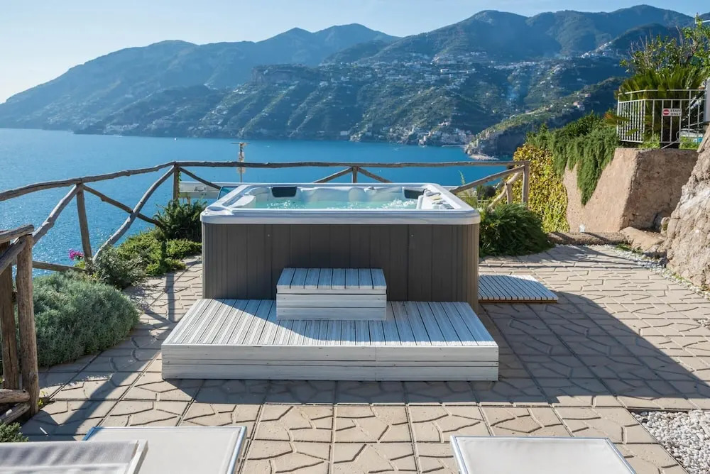 Luxury Villa Vittoria- Villa With Garden Swimming Pool and Jacuzzi Overlooking the sea