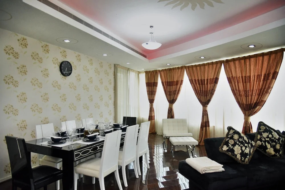 Luxury 4BR Apartment in Horizon Towers