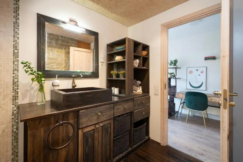 Unique 3 floor apartment. Garden, great location!