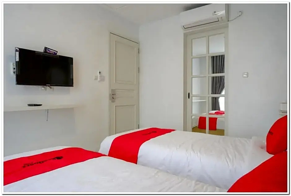 RedDoorz Plus @ Madukoro Raya Semarang