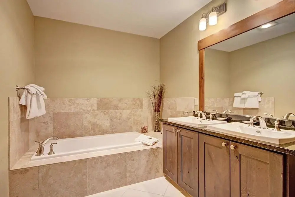 Spacious 4 Bedroom  Steps From Winter Activities Condo by RedAwning