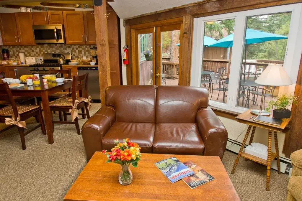 Manitou Lodge