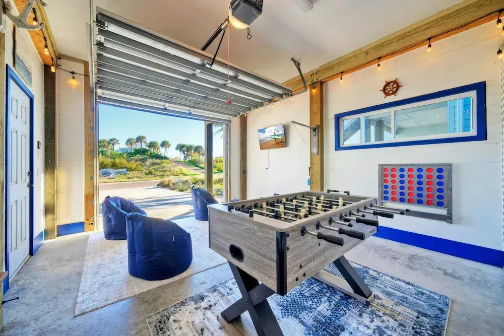 Private Pool Retreat Walk to Beach 2 Living Spaces + Game Room for Groups