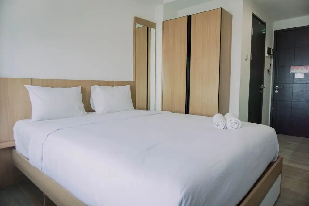 Well Furnished And Comfy Studio Collins Boulevard Apartment