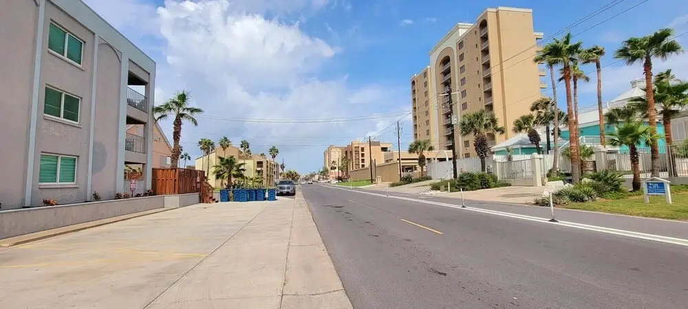 50 Yards to Beach Oversized W/pool Very Clean 2 Bedroom Home by Redawning