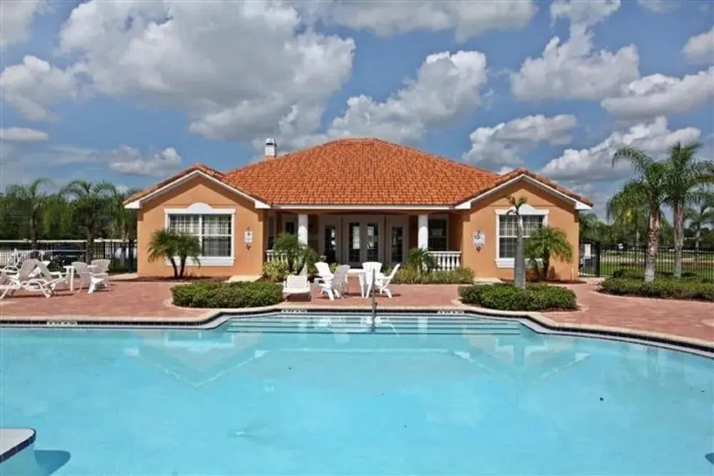 4 Bedrooms Vacation Home by RedAwning