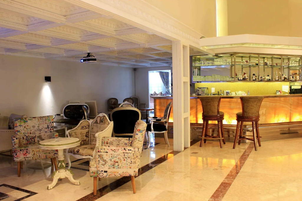 Amos Cozy Hotel & Convention Hall