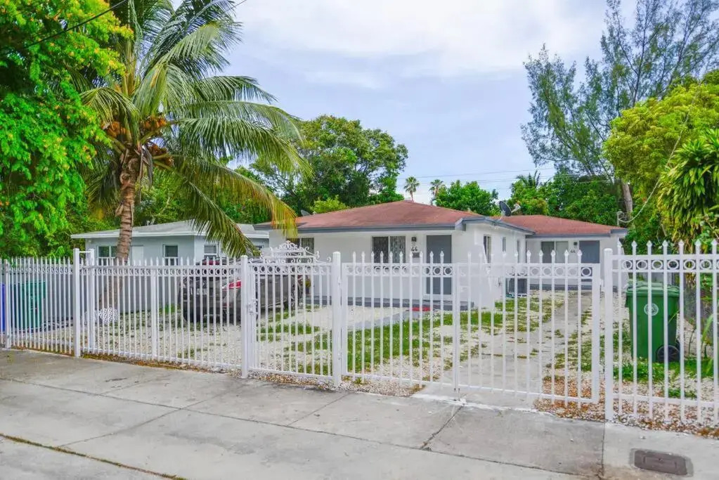*Beautiful Family House 3 bd/2 bathrooms+backyard*
